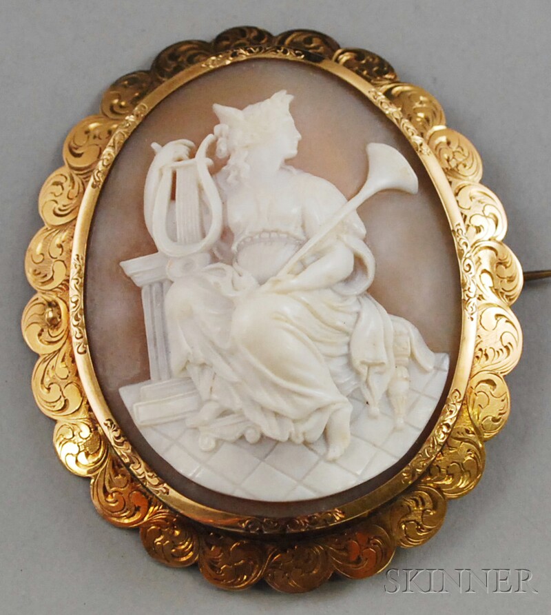 Appraisal: kt Gold-framed Shell-carved Cameo Brooch the cameo with carving in