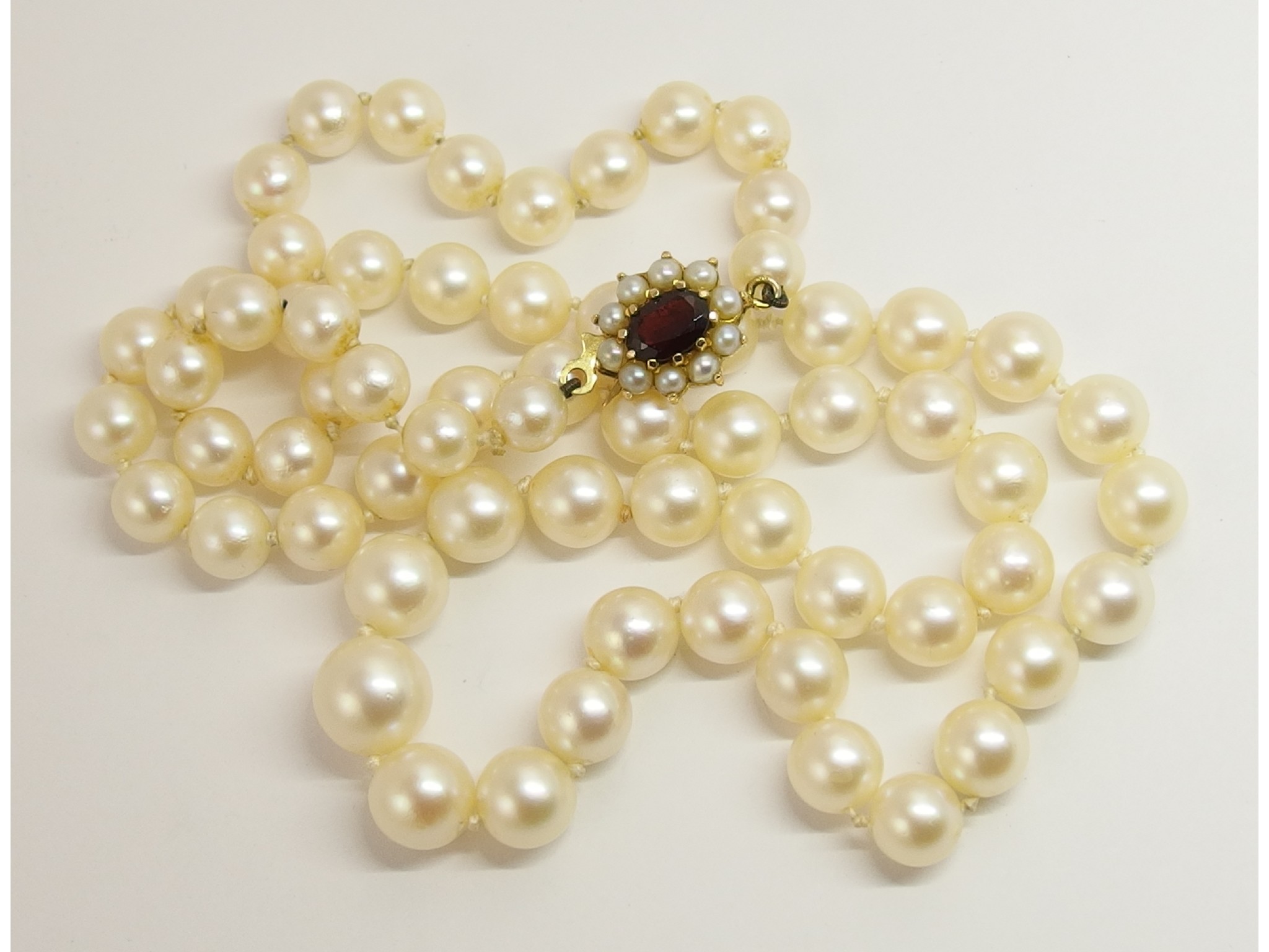 Appraisal: A good string of graduated cultured pearlsranging in size from