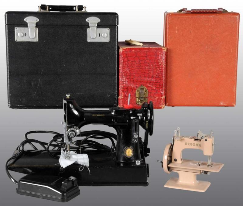 Appraisal: Lot of Singer Sewing Machines Description Both in cases Lot