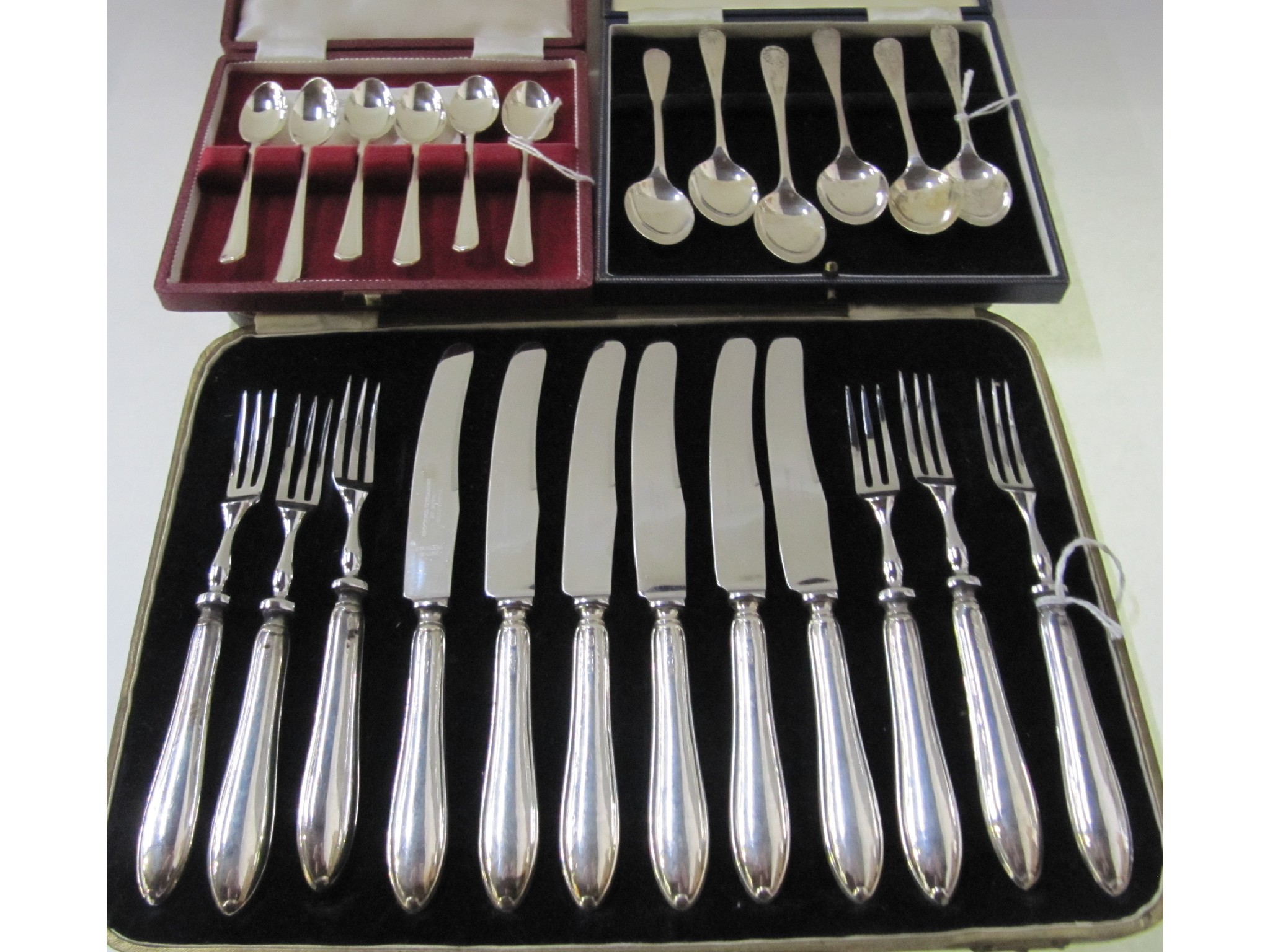 Appraisal: A lot comprising a cased twelve piece silver handled fruit