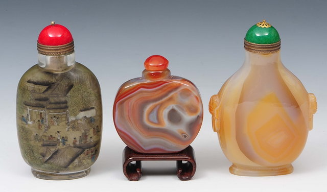 Appraisal: A Chinese glass snuff bottle th Centuryinside decorated with a