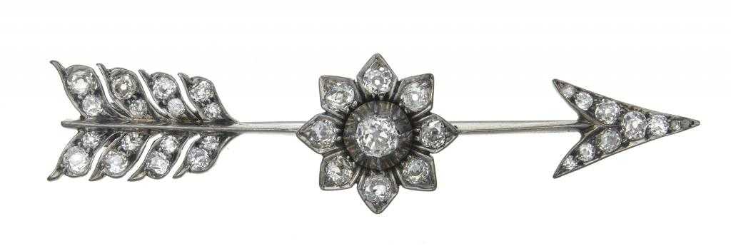 Appraisal: A DIAMOND CUPID'S DART BROOCH the knifewire centred by a