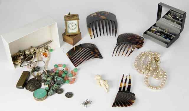 Appraisal: A quantity of costume jewellery and sundries including carved ivory