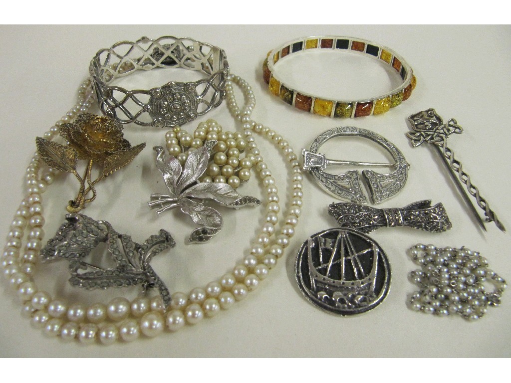 Appraisal: Lot comprising a double string of cultured peals with silver