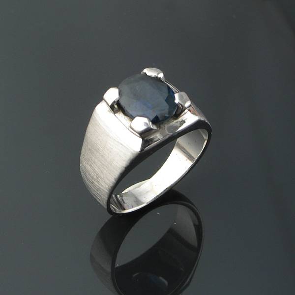 Appraisal: An oval sapphire and k white gold ring grams gross