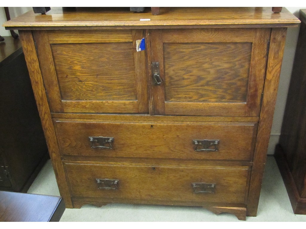 Appraisal: Oak cupboard chest