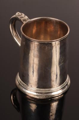 Appraisal: A William III silver mug William Spackman London of plain