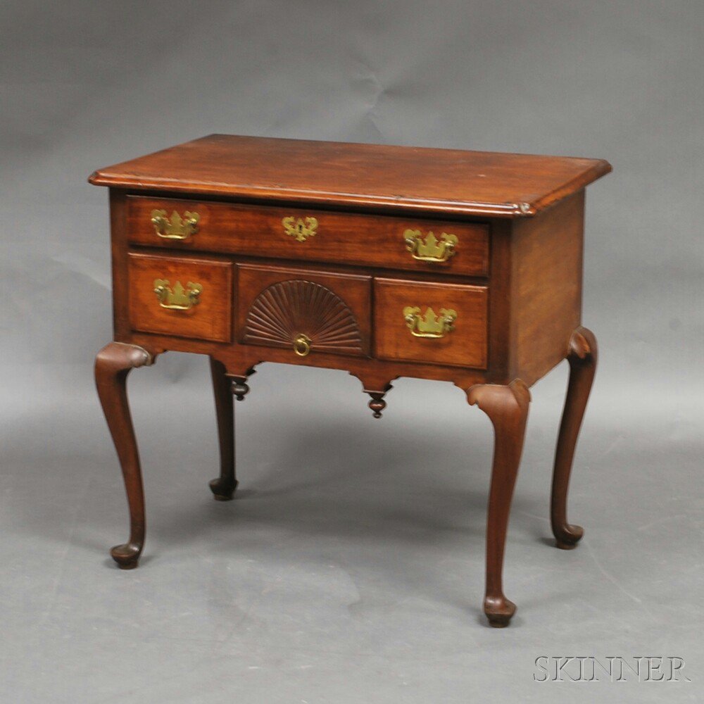 Appraisal: Queen Anne-style Mahogany Dressing Table the rectangular top with molded