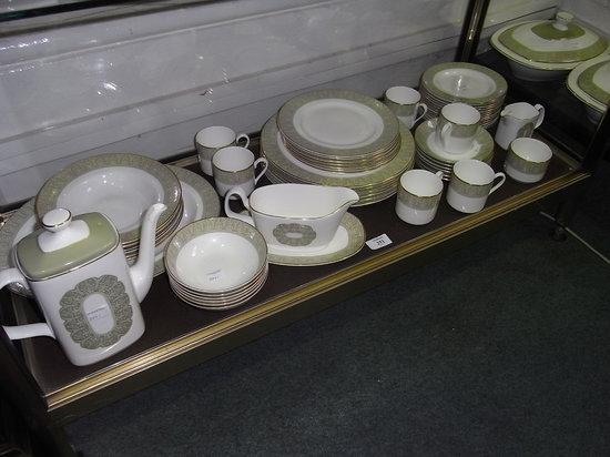 Appraisal: A ROYAL DOULTON 'SONNET' PATTERN DINNER SERVICE