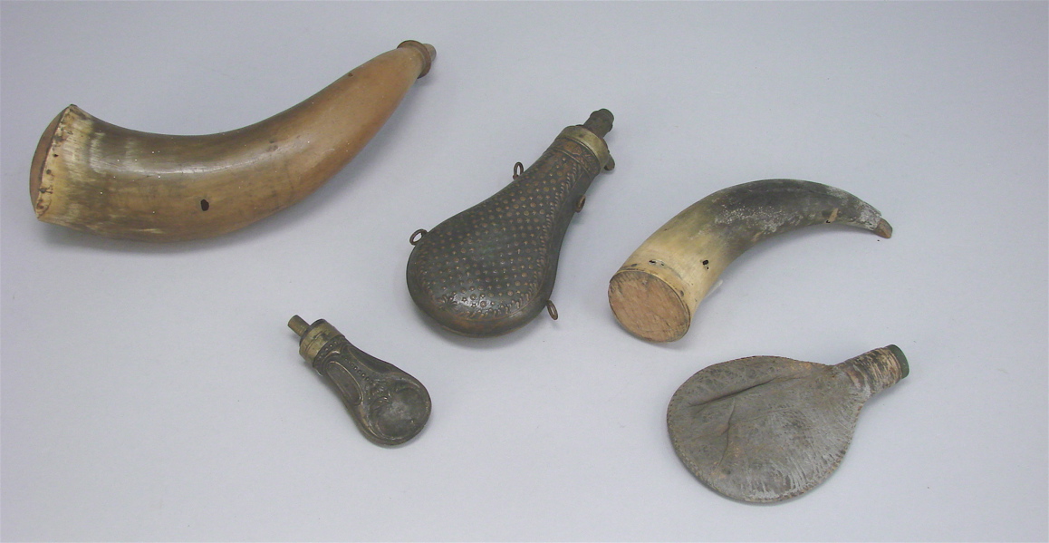 Appraisal: FIVE POWDER HORNS AND FLASKS th CenturyTwo powder horns two