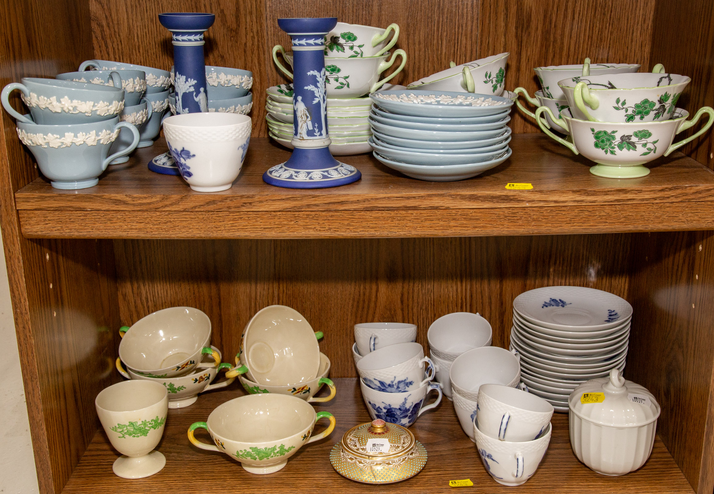 Appraisal: A LARGE SELECTION OF PORCELAIN ITEMS Includes a pair of