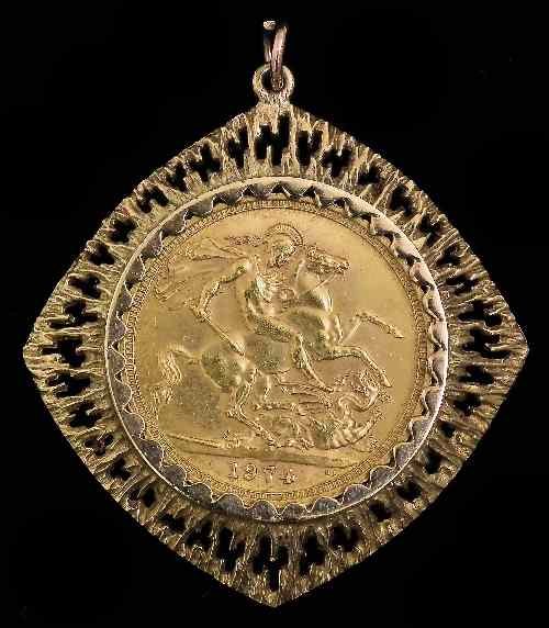 Appraisal: An Elizabeth II Sovereign in ct gold pendant mount and