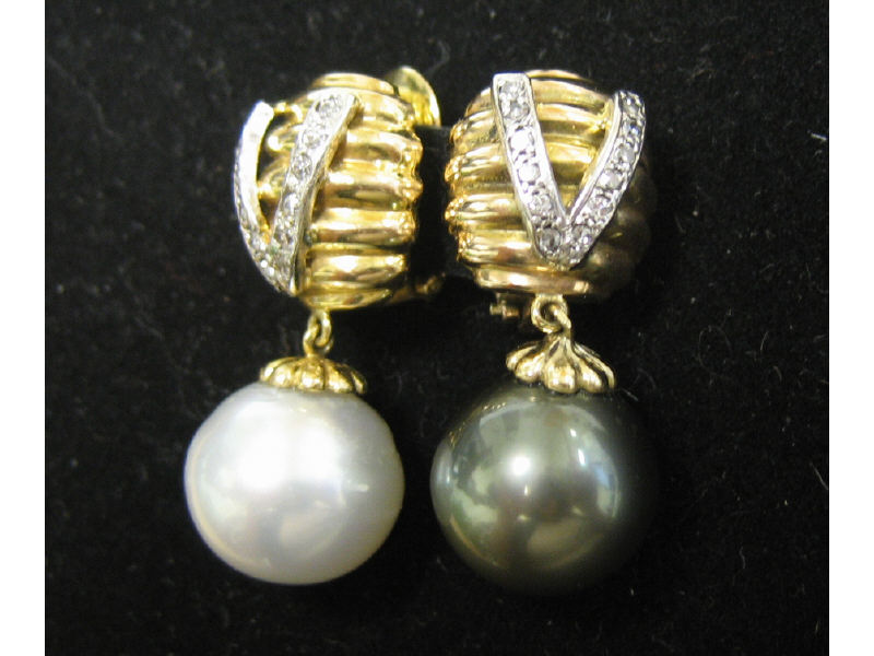 Appraisal: SOUTH SEA BLACK AND WHITE PEARL DANGLE EARRINGS Yellow gold