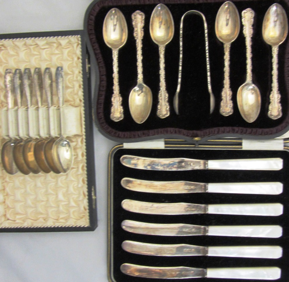 Appraisal: A set of six silver bladed tea knives with mother