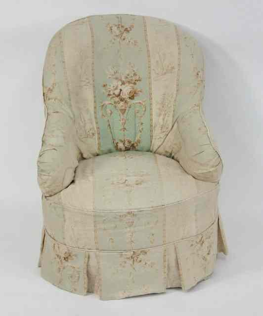 Appraisal: A Victorian upholstered tub chair with button back on turned