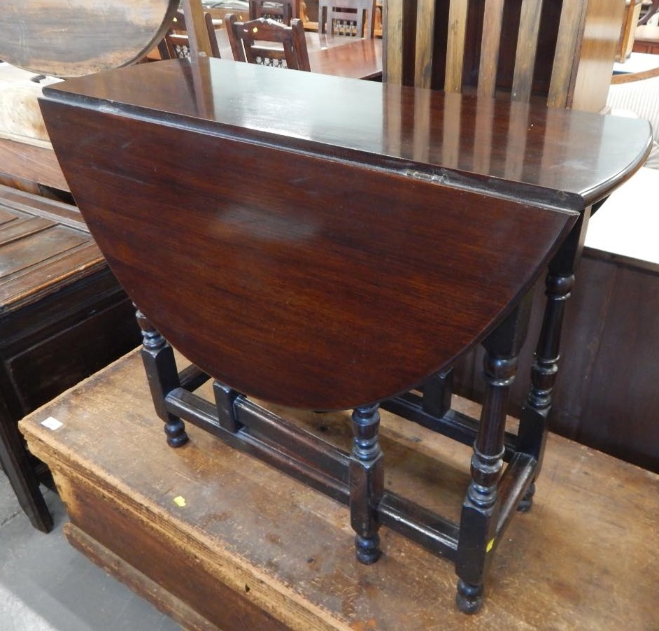 Appraisal: An thC and later mahogany gate-leg table the oval top