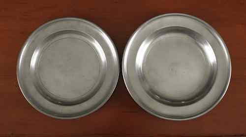 Appraisal: Two New York or Connecticut pewter plates ca bearing the