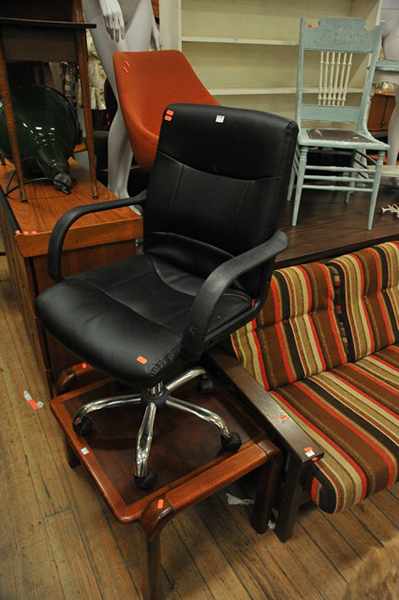 Appraisal: A BLACK SWIVEL OFFICE CHAIR