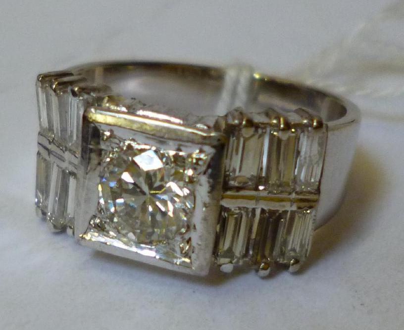 Appraisal: A DIAMOND DRESS RING the central brilliant cut stone of