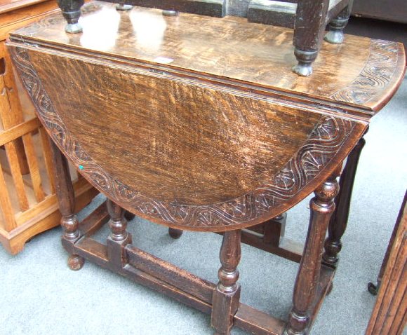 Appraisal: An th century style oak oval gateleg dining table with