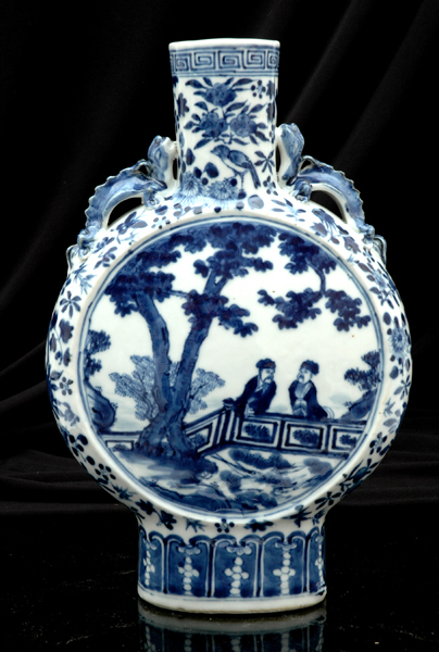 Appraisal: A CHINESE BLUE AND WHITE PORCELAIN MOON FLASK VASE Late