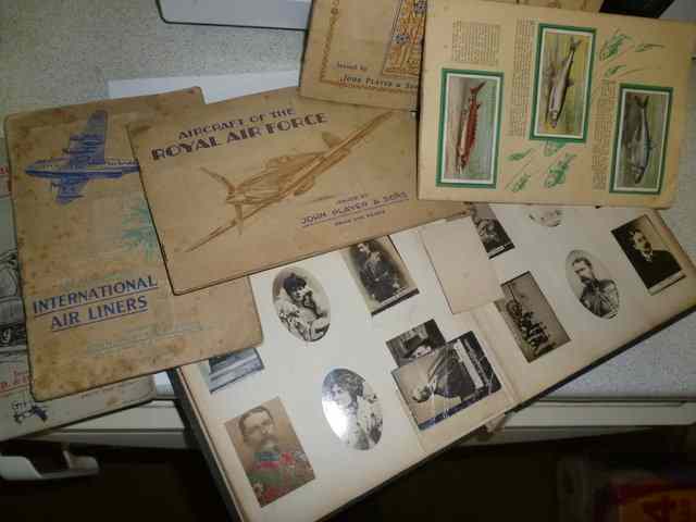 Appraisal: A QUANTITY OF CIGARETTE CARDS to include The Royal Air