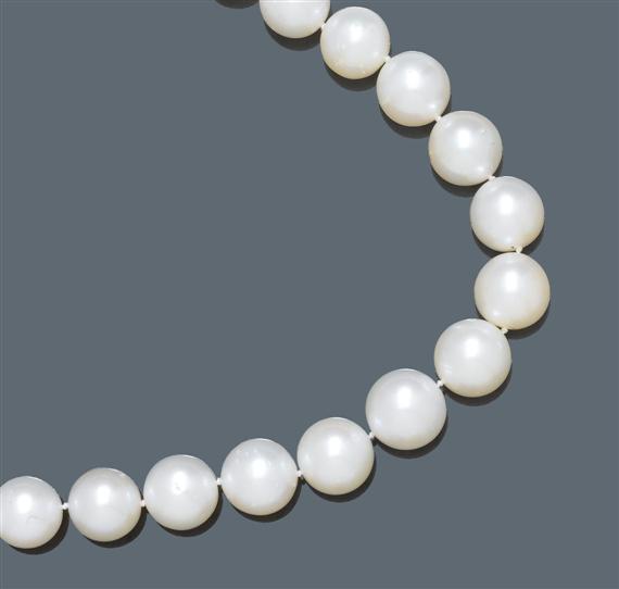 Appraisal: PEARL NECKLACE Clasp white gold Very elegant necklace of graduated