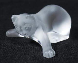 Appraisal: Lalique Joueur Frosted Crystal Kitten Playing Model number depicting the