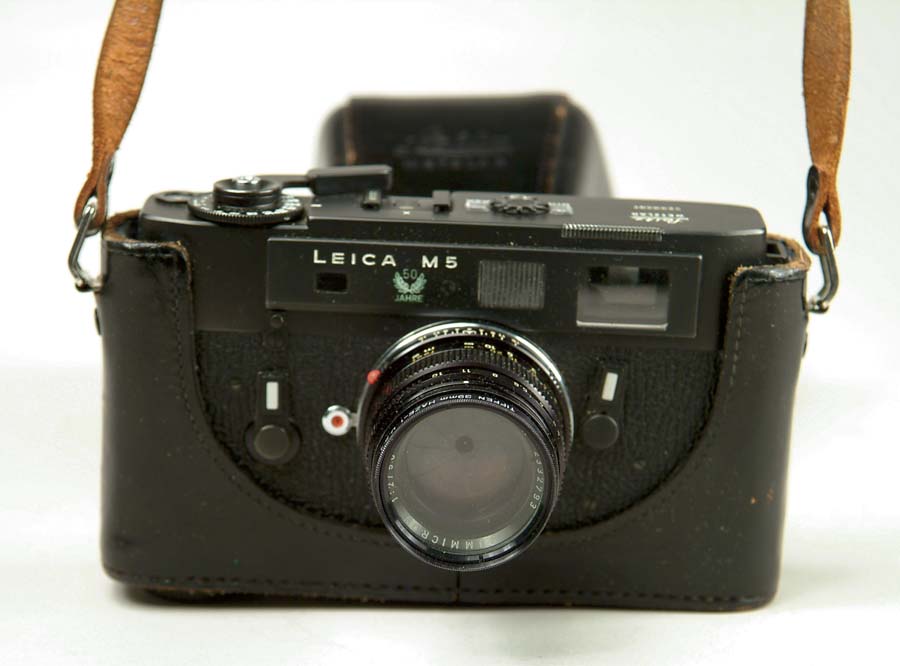 Appraisal: CAMERA LEICA M Leitz lens black body in leather case