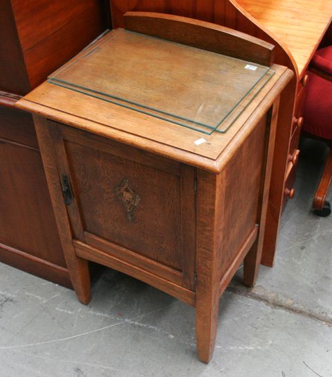 Appraisal: An arts and crafts oak bedside cupboard