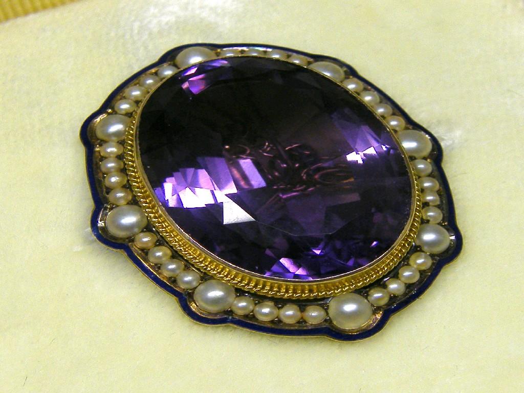 Appraisal: Good oval amethyst brooch in a yellow gold pearl and