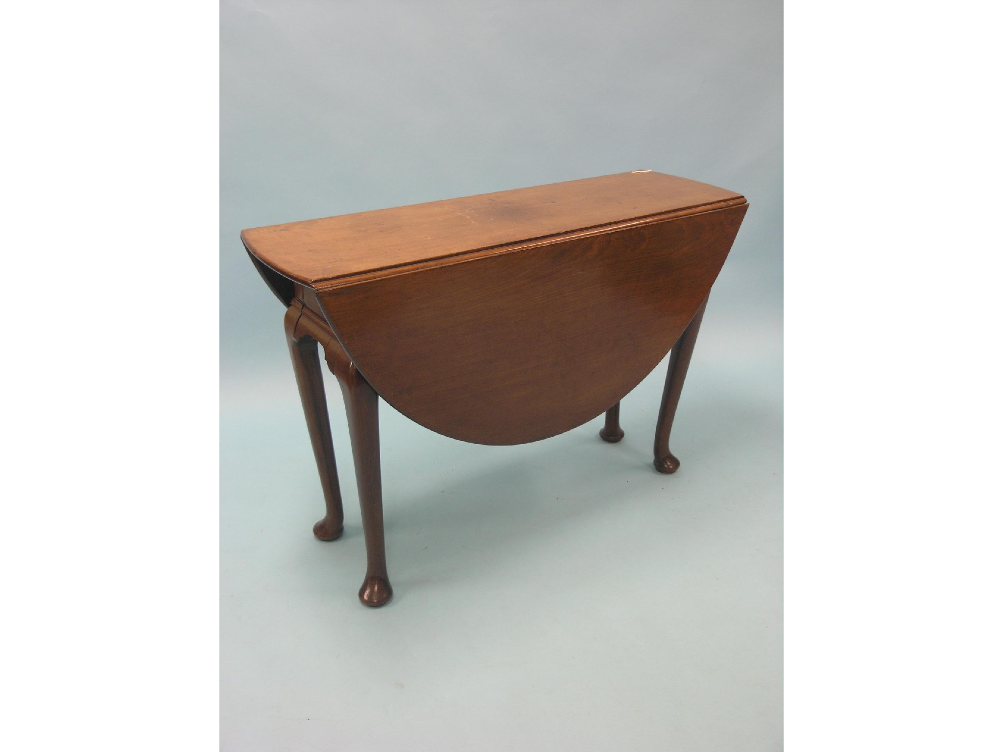 Appraisal: A mid- th century mahogany drop-leaf dining table on cabriole