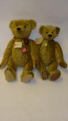 Appraisal: Two Hermann teddy bears Frederique No of with large collar