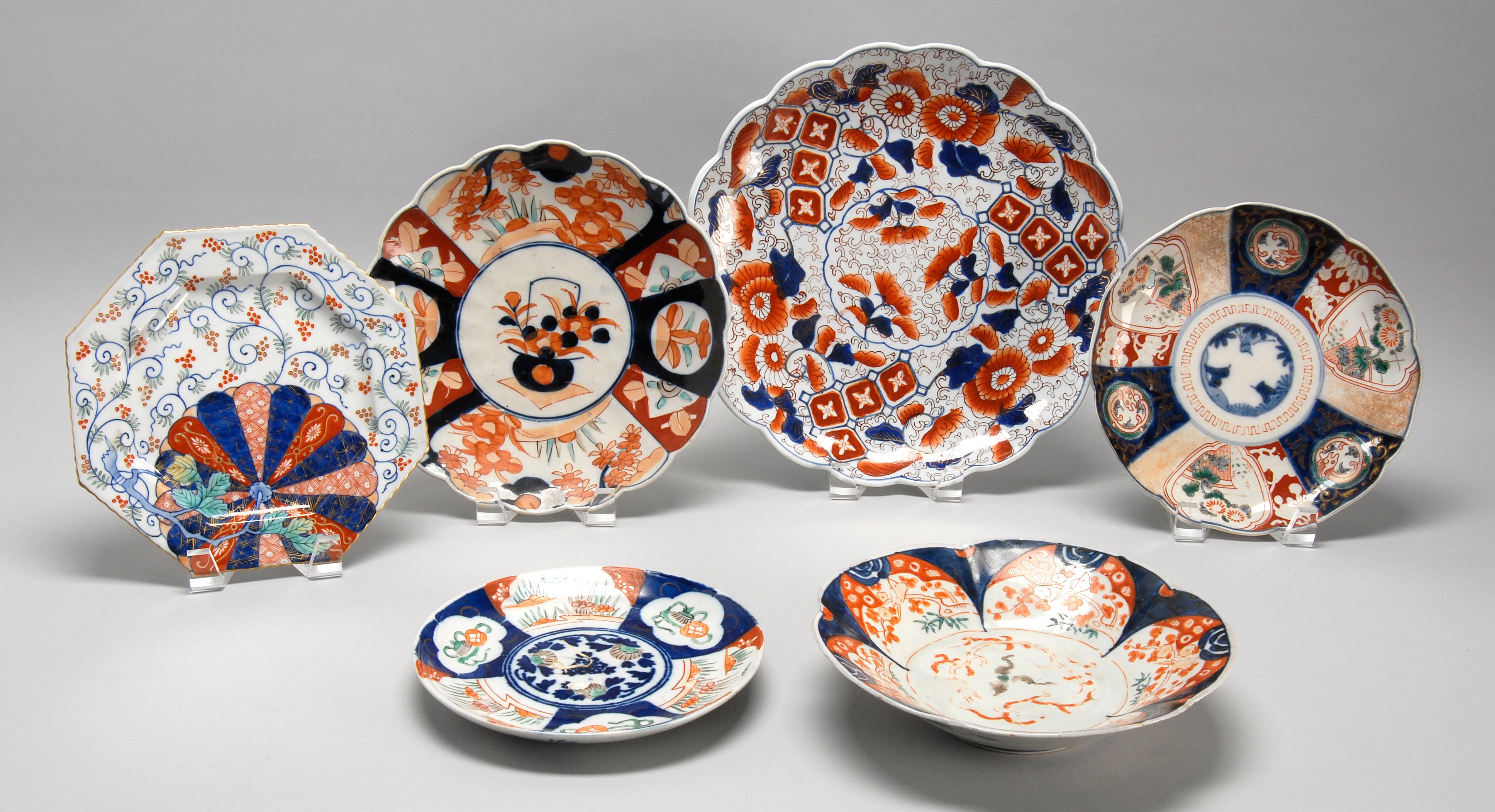 Appraisal: SIX IMARI PORCELAIN DISHES Late th Early th CenturyIn varying