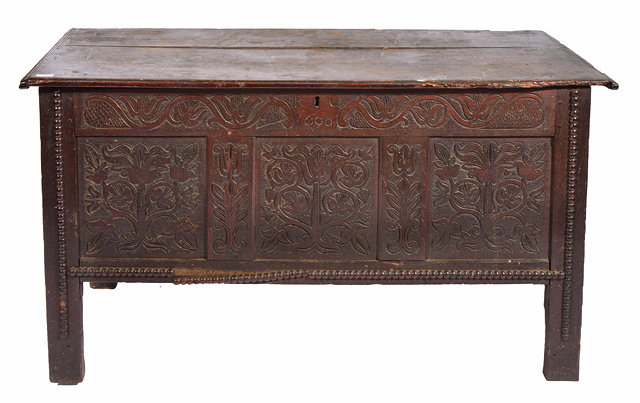 Appraisal: AN ANTIQUE POSSIBLY TH CENTURY OAK COFFER with a plank