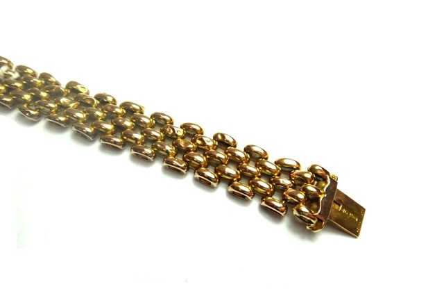 Appraisal: A gold oval link bracelet on a snap clasp detailed