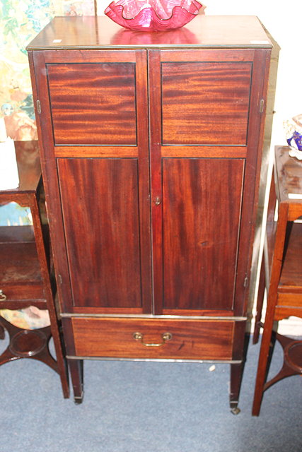 Appraisal: A SMALL REGENCY MAHOGANY SIDE CABINET the upper section with