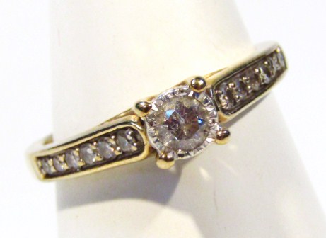 Appraisal: A ladies diamond ring approx ct claw set with central