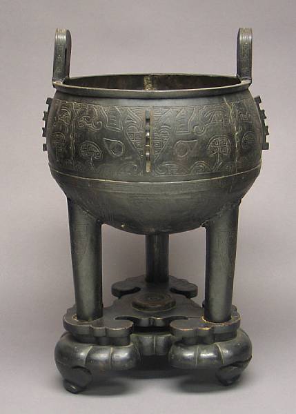 Appraisal: A large Chinese archaistic bronze tripod With taotie mask band