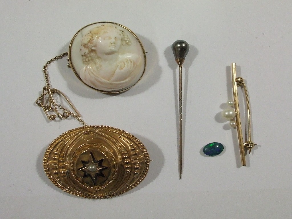 Appraisal: Lot comprising a Victorian ct gold balloon brooch Victorian shell