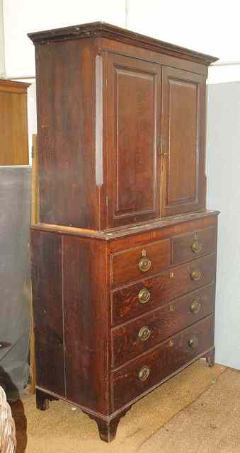 Appraisal: AN EARLY VICTORIAN OAK CHEST OF DRAWERS matched oak linen