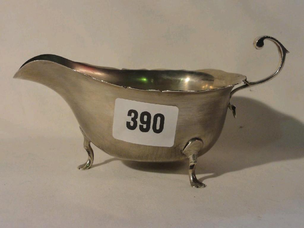 Appraisal: A Georgian style silver sauce boat with fluted border cabriole