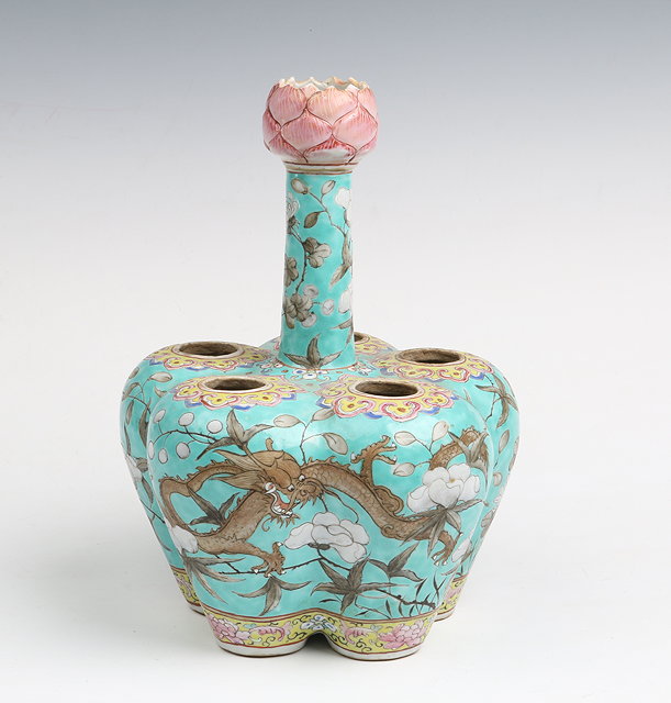 Appraisal: A TH CENTURY CHINESE CANTON PORCELAIN BULB POT decorated with