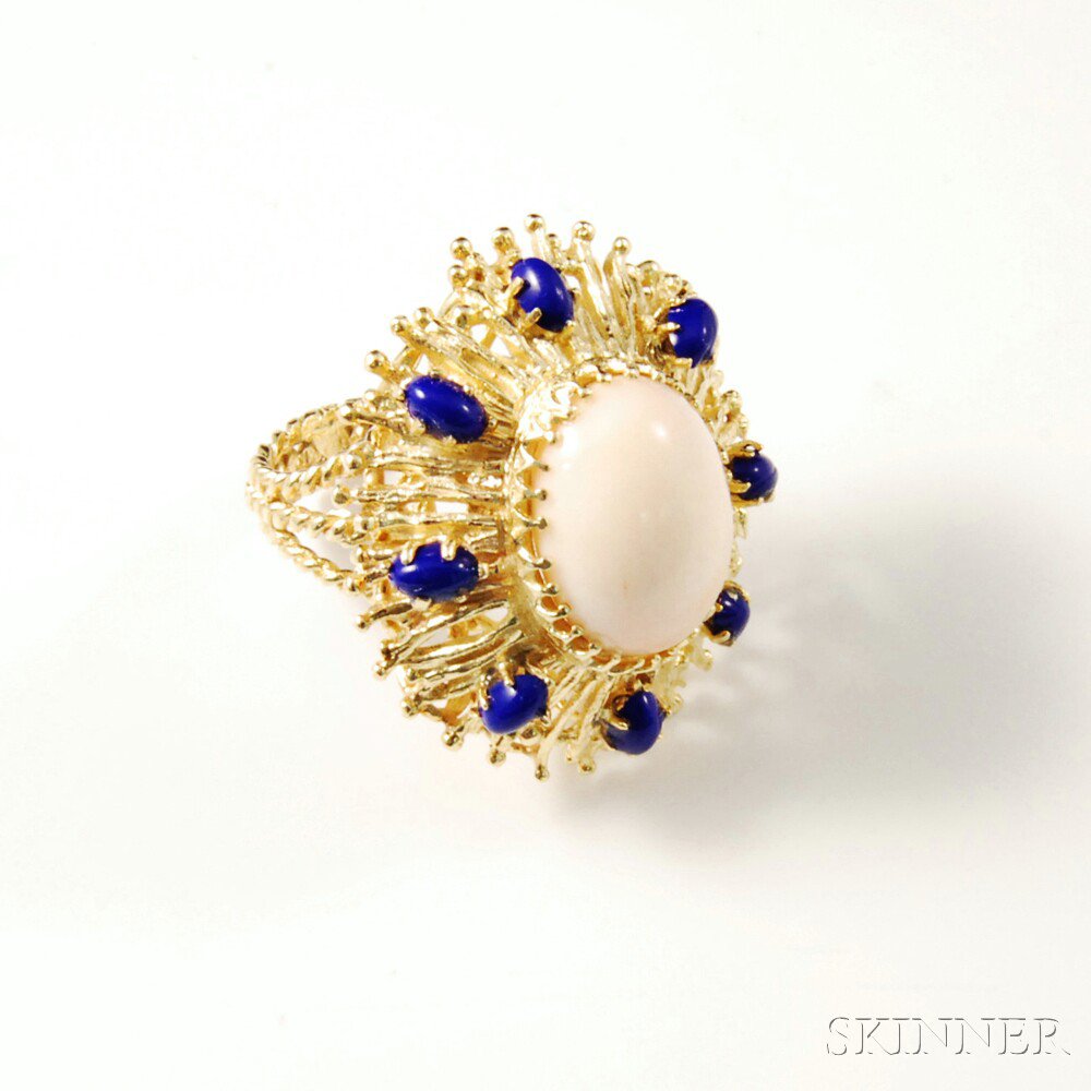 Appraisal: kt Gold Angelskin Coral and Lapis Ring central coral cabochon