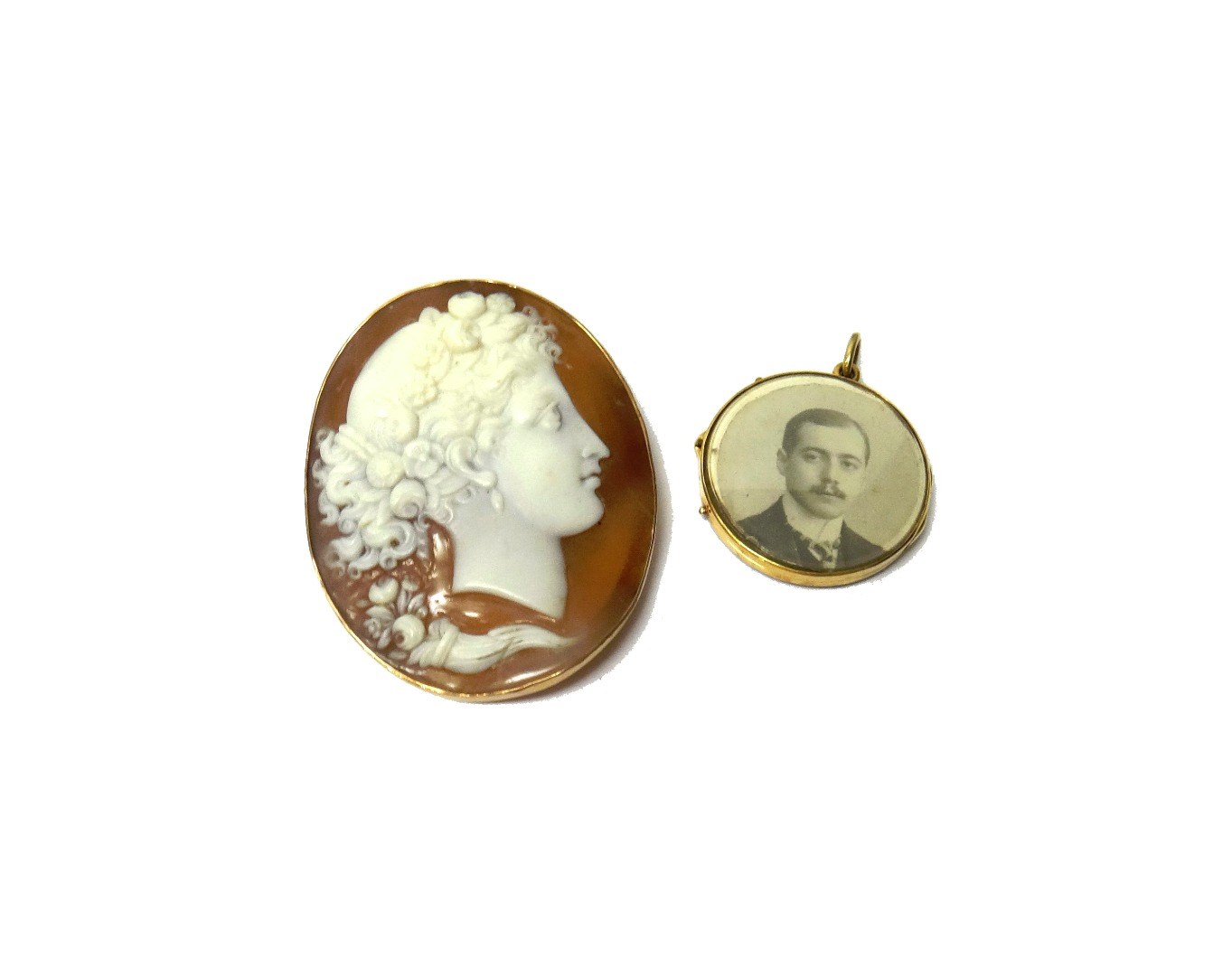 Appraisal: A gold mounted oval shell cameo brooch carved as the