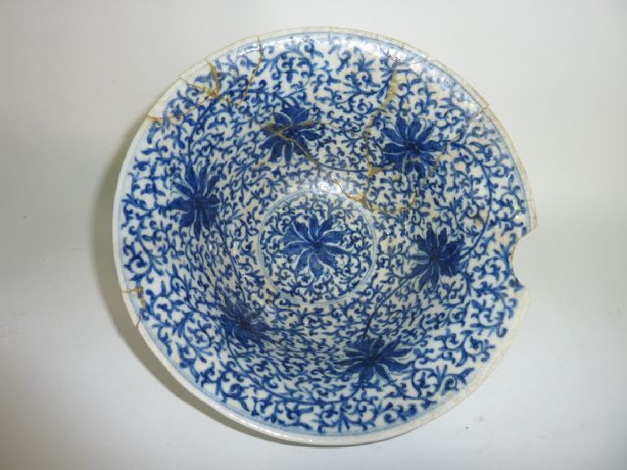 Appraisal: An early th century Chinese blue and white bowl with