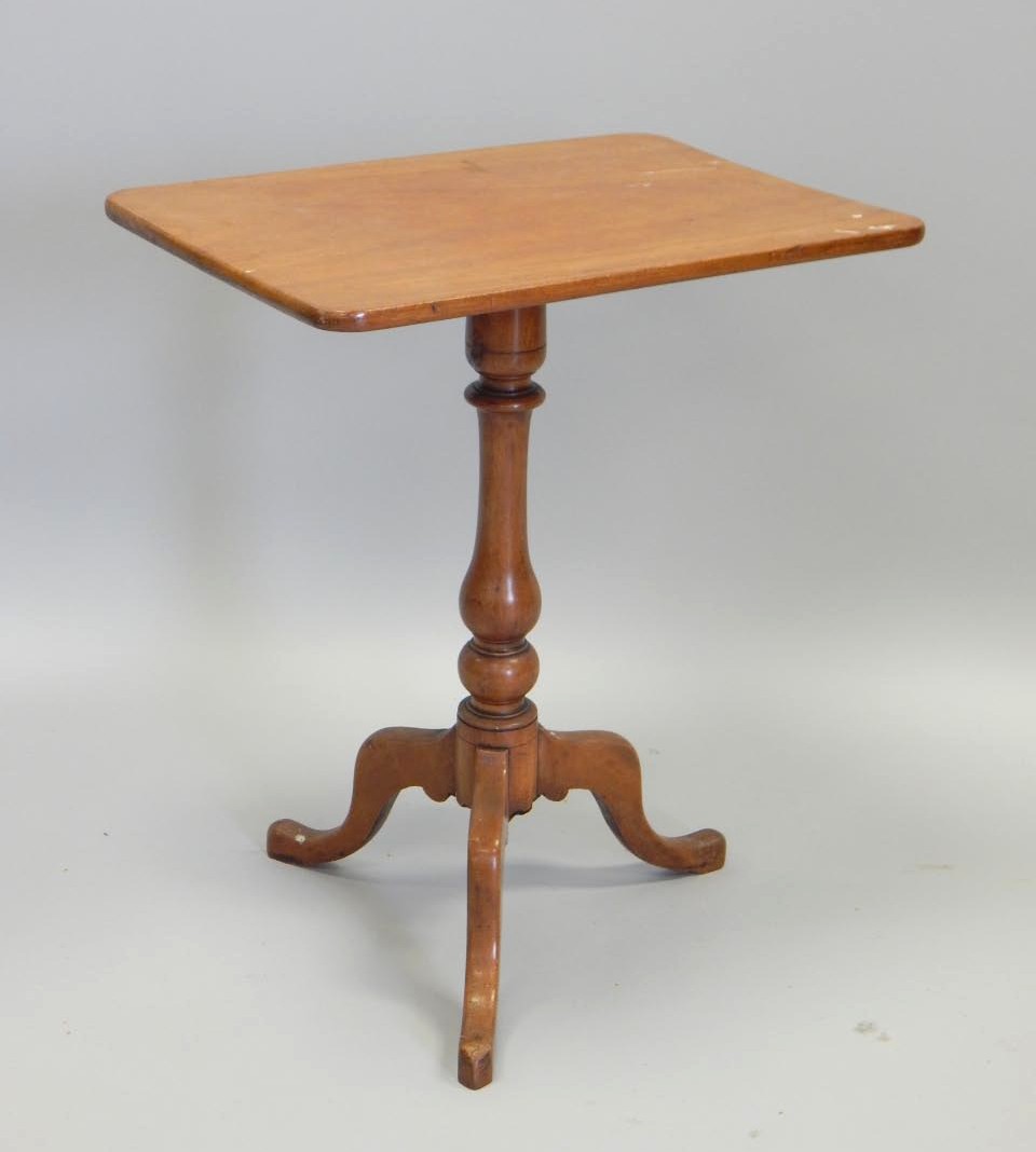 Appraisal: A thC mahogany occasional table the rectangular tilt top on