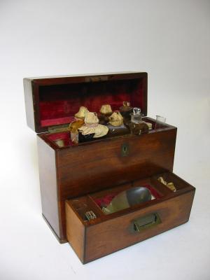 Appraisal: A MAHOGANY APOTHECARY'S BOX early th century of plain rectangular