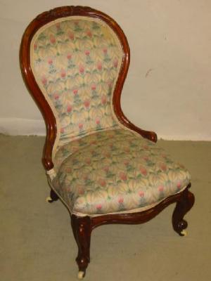 Appraisal: A VICTORIAN WALNUT PARLOUR CHAIR of spoonback form upholstered in