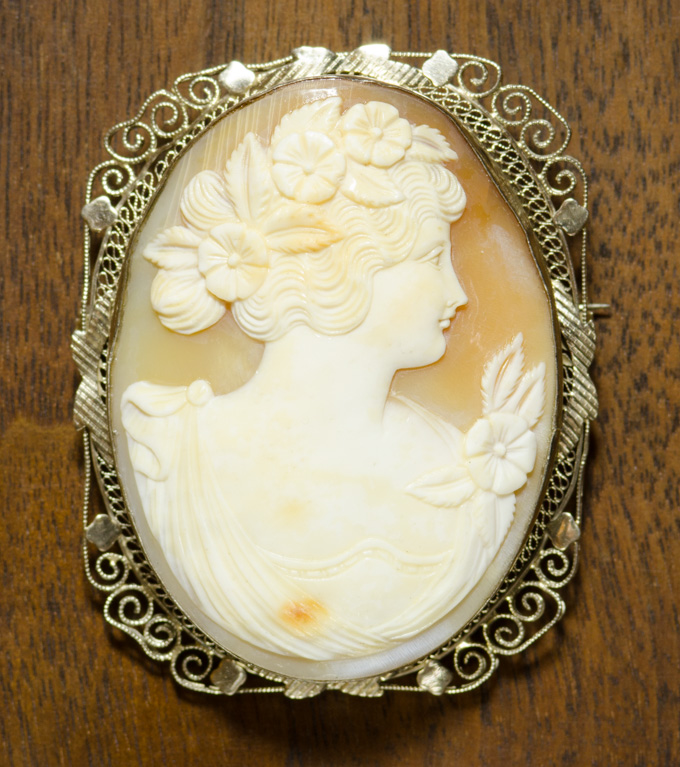 Appraisal: VICTORIAN CAMEO AND WHITE GOLD PENDANT BROOCH The carved shell